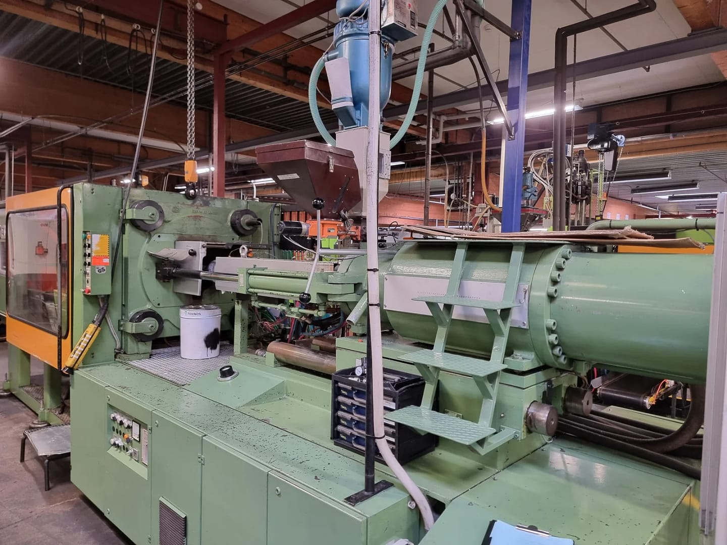 Industrimaskine i en rummelig produktionshal